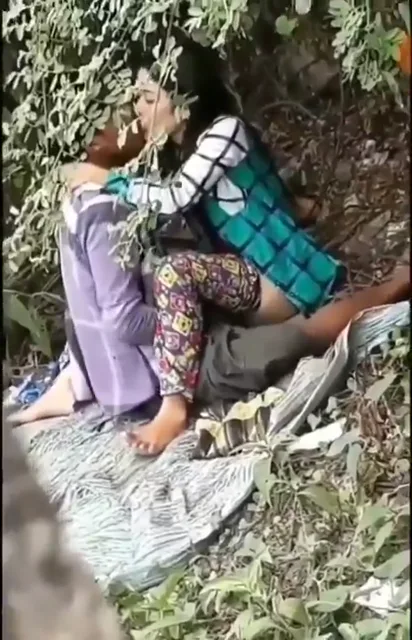 झाड़ियों में सेक्स करते लवर्स को चुपके से रिकॉर्ड किया देसी एमएमएस वीडियो — screenshot 2