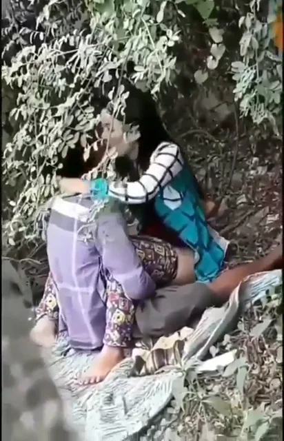 झाड़ियों में सेक्स करते लवर्स को चुपके से रिकॉर्ड किया देसी एमएमएस वीडियो — screenshot 3