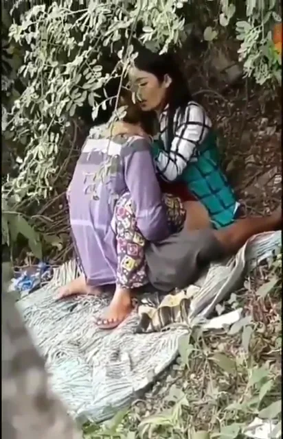 झाड़ियों में सेक्स करते लवर्स को चुपके से रिकॉर्ड किया देसी एमएमएस वीडियो — screenshot 5