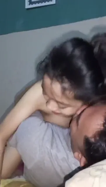 प्रेग्नेंट गर्लफ्रेंड को ऊपर लिटाकर उसकी चूचियां दबाने का मजा वीडियो — screenshot 8