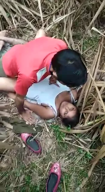 देसी लवर्स की चूत चुदाई दोस्त ने छुपकर फिल्माई गांव की क्लिप — screenshot 4