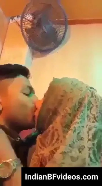 रेस्टोरेंट में गर्लफ्रेंड के बूब्स चूसता लड़का देहाती चुदाई हिंदी बीएफ — screenshot 1