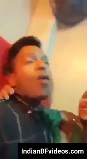 रेस्टोरेंट में गर्लफ्रेंड के बूब्स चूसता लड़का देहाती चुदाई हिंदी बीएफ — screenshot 3