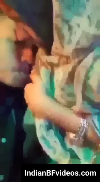 रेस्टोरेंट में गर्लफ्रेंड के बूब्स चूसता लड़का देहाती चुदाई हिंदी बीएफ — screenshot 5