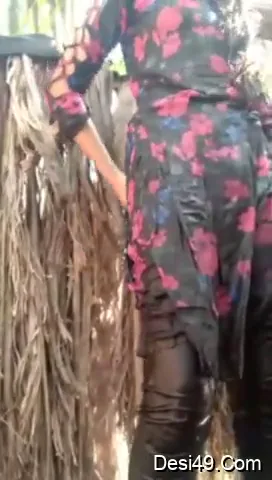 खुले बाथरूम में नहाने के बाद कपड़े बदलती शहरी लड़की देसी MMS — screenshot 1
