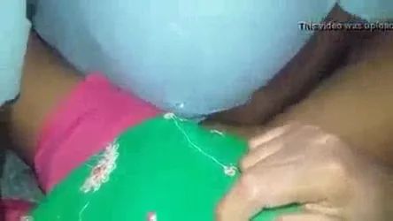 अपनी बीवी की सहेली से चुदाई करवाता हुआ इंडियन काकॉल्ड पति की देसी सेक्स वीडियो — screenshot 2