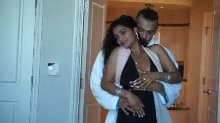 होटल में विदेशी लंड चूसती देसी लड़की हिंदी गाने सुना के चुदाई वीडियो — screenshot 1