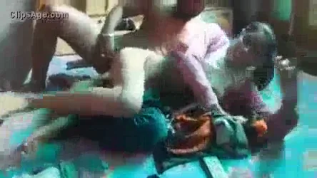देसी लड़की टाँगे ऊपर उठाकर चूत चुदाई करवाती गांव की MMS ब्लू फिल्म