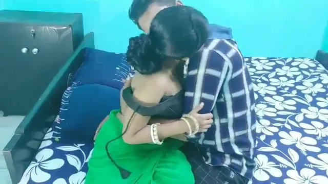 भाभी की सेक्सी बैकलेस ब्लाउज उतारकर देवर ने बूब्स दबा कर किया जोरदार रोमांस हिंदी बीएफ — screenshot 2