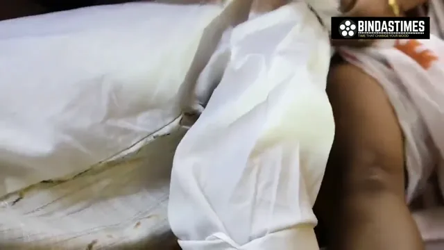 टेबल के नीचे एलआईसी एजेंट ने मैडम की काली चिकनी चूत चाटी हिंदी बीएफ सेक्स वीडियो — screenshot 4