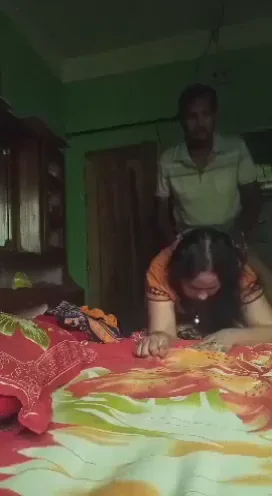 चुदक्कड इंडियन हाउसवाइफ ने गेस सिलिंडरवाले का लंड लिया वीडियो — screenshot 3