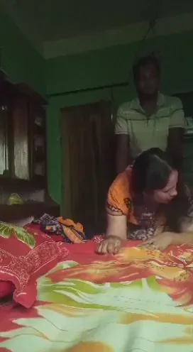 चुदक्कड इंडियन हाउसवाइफ ने गेस सिलिंडरवाले का लंड लिया वीडियो — screenshot 5