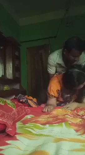 चुदक्कड इंडियन हाउसवाइफ ने गेस सिलिंडरवाले का लंड लिया वीडियो — screenshot 6