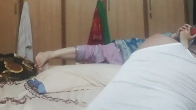 दुबई से आई चाची की चूत चुदाई पापा ने बनाई ब्लू फिल्म — screenshot 1