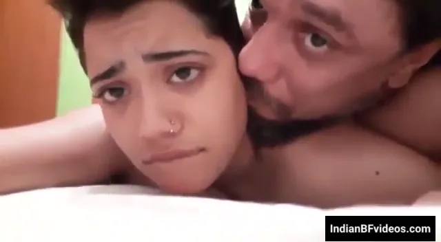 जवान देसी लड़की अपने चाचा के मोटे लंड से गांड चुदाई का पूरा मजा लेती हुई हिंदी बीएफ वीडियो — screenshot 1