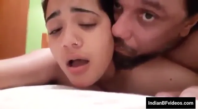 जवान देसी लड़की अपने चाचा के मोटे लंड से गांड चुदाई का पूरा मजा लेती हुई हिंदी बीएफ वीडियो — screenshot 2