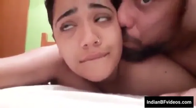 जवान देसी लड़की अपने चाचा के मोटे लंड से गांड चुदाई का पूरा मजा लेती हुई हिंदी बीएफ वीडियो — screenshot 3