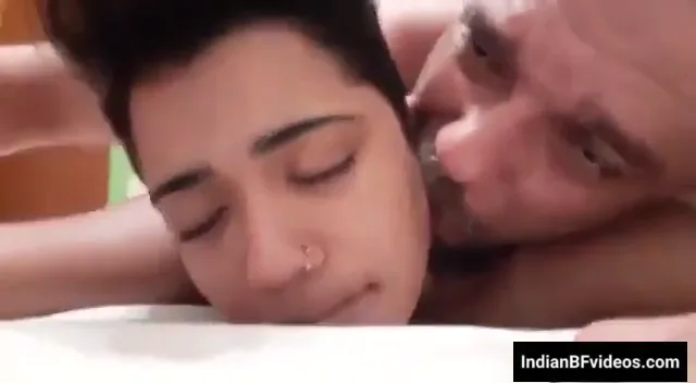 जवान देसी लड़की अपने चाचा के मोटे लंड से गांड चुदाई का पूरा मजा लेती हुई हिंदी बीएफ वीडियो — screenshot 4