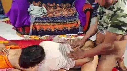 पति ने गैर मर्द से छोटे बालों वाली बीवी की चूत चुदाई कराई देसी MMS — screenshot 2