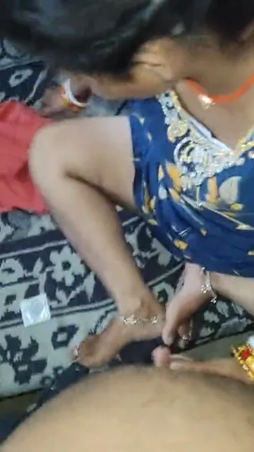 देसी चाची की मोटी चूत में लंड घुसाने का मजा लेते हुए असली हिंदी बीएफ चुदाई वीडियो — screenshot 3