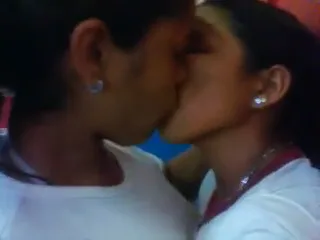 क्लास में दो सेक्सी लड़कियों का लेस्बियन रोमांस और चूत चाटने वाली देसी ब्लू फिल्म — screenshot 3