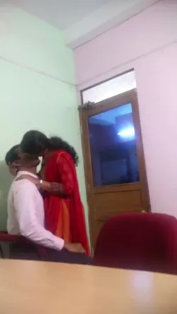 सरकारी दफ्तर में कर्मचारियों की नंगी हरकतें देसी सेक्स वीडियो एमएमएस — screenshot 1