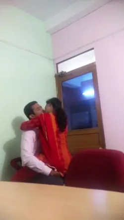 सरकारी दफ्तर में कर्मचारियों की नंगी हरकतें देसी सेक्स वीडियो एमएमएस — screenshot 2