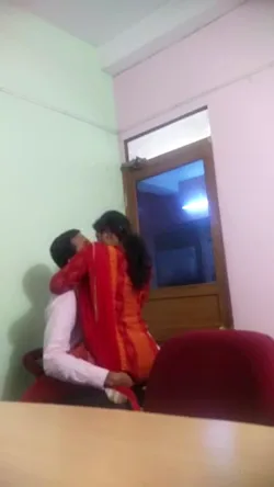 सरकारी दफ्तर में कर्मचारियों की नंगी हरकतें देसी सेक्स वीडियो एमएमएस — screenshot 3
