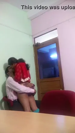 सरकारी दफ्तर में कर्मचारियों की नंगी हरकतें देसी सेक्स वीडियो एमएमएस — screenshot 5