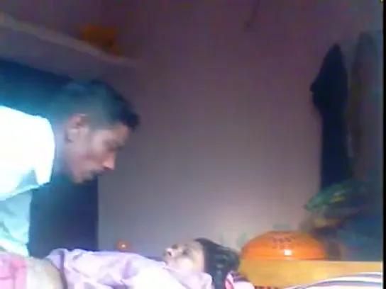चुदासी आंटी पेटीकोट का नाड़ा खोलकर यार से देहाती चुदाई करती देसी बीएफ वीडियो — screenshot 1