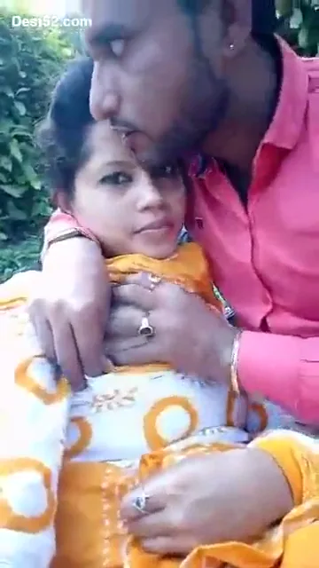 गर्लफ्रेंड के कपड़े खोलकर बूब्स चूसते हुए सेक्सी पाकिस्तानी बीएफ वीडियो — screenshot 1