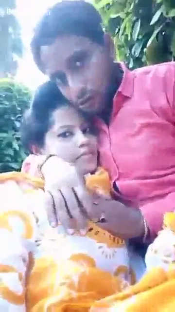 गर्लफ्रेंड के कपड़े खोलकर बूब्स चूसते हुए सेक्सी पाकिस्तानी बीएफ वीडियो — screenshot 2