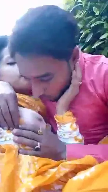 गर्लफ्रेंड के कपड़े खोलकर बूब्स चूसते हुए सेक्सी पाकिस्तानी बीएफ वीडियो — screenshot 3