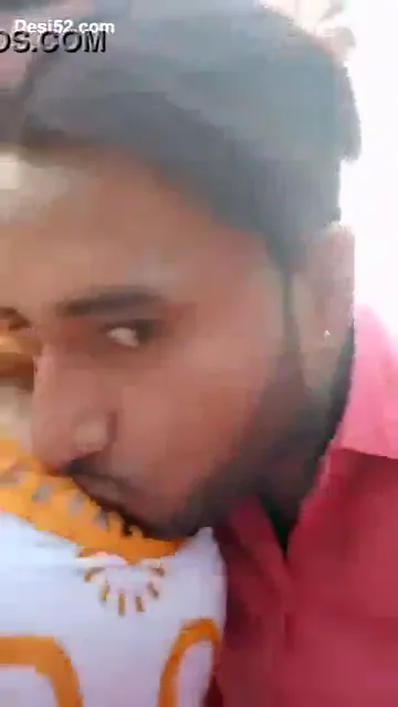 गर्लफ्रेंड के कपड़े खोलकर बूब्स चूसते हुए सेक्सी पाकिस्तानी बीएफ वीडियो — screenshot 4