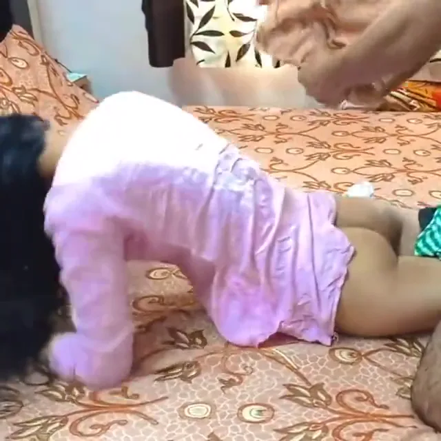 दुबली पतली लड़की टांगें छाती पर दबाकर जोरदार चुदाई वीडियो — screenshot 2