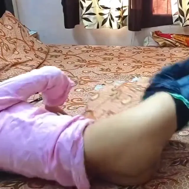 दुबली पतली लड़की टांगें छाती पर दबाकर जोरदार चुदाई वीडियो — screenshot 5