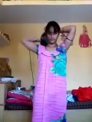 गाउन उतारकर पतली देसी लड़की नंगी बदन दिखाती हुई वीडियो — screenshot 1