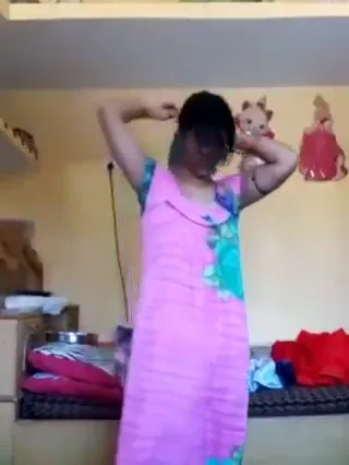 गाउन उतारकर पतली देसी लड़की नंगी बदन दिखाती हुई वीडियो — screenshot 2