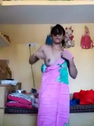 गाउन उतारकर पतली देसी लड़की नंगी बदन दिखाती हुई वीडियो — screenshot 3