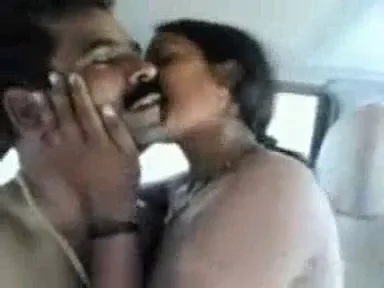 भोजपुरी भाभी का कार में सेक्स स्कैंडल देसी चुदाई की ब्लू फिल्म वीडियो — screenshot 1