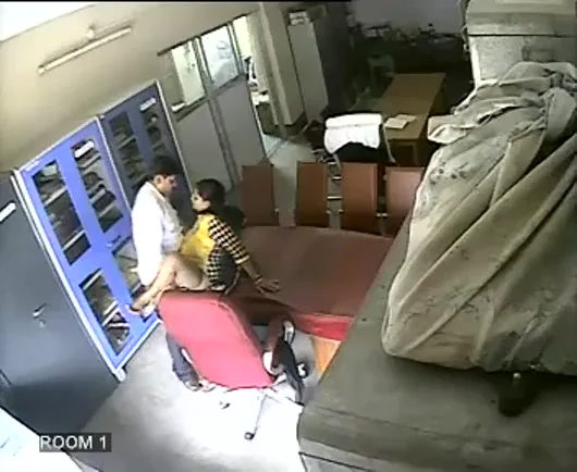 कॉलेज लाइब्रेरियन को प्रोफेसर ने लाइब्रेरी में चोदा देसी चुदाई वीडियो — screenshot 2