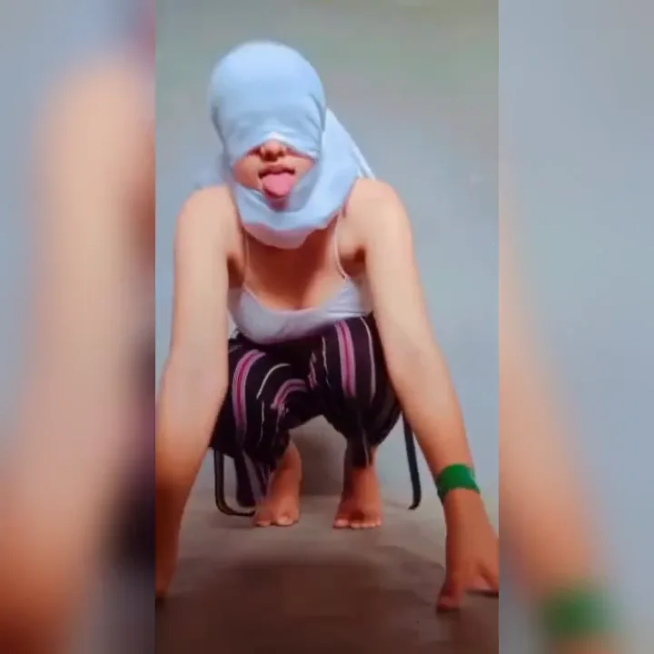 देसी लड़की ने ऑनलाइन स्ट्रिपिंग करके अपनी चूत दिखाई नंगी MMS वीडियो