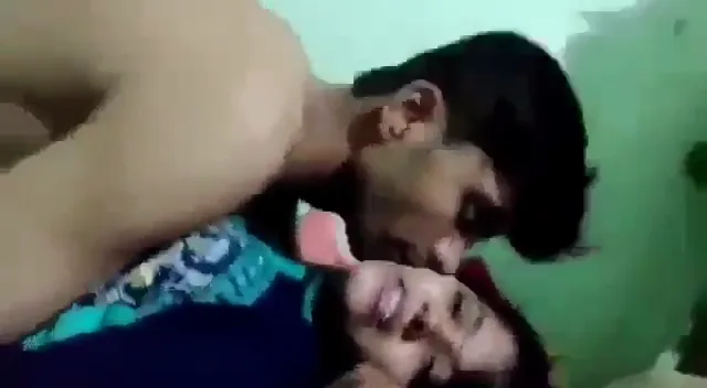 पहली चुदाई का अनुभव करती लड़की का कामुक एक्सप्रेशन वीडियो