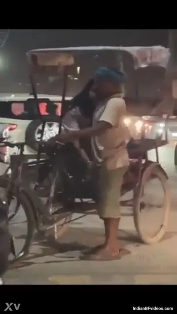 देसी कॉलेज गर्ल रिक्शावाले के मोटे लंड को हाथों से हिलाती हुई गांव की चुदाई एमएमएस ब्लू फिल्म — screenshot 1