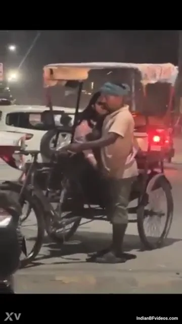 देसी कॉलेज गर्ल रिक्शावाले के मोटे लंड को हाथों से हिलाती हुई गांव की चुदाई एमएमएस ब्लू फिल्म — screenshot 2