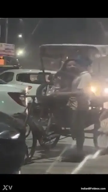 देसी कॉलेज गर्ल रिक्शावाले के मोटे लंड को हाथों से हिलाती हुई गांव की चुदाई एमएमएस ब्लू फिल्म — screenshot 3
