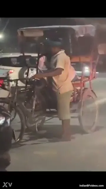 देसी कॉलेज गर्ल रिक्शावाले के मोटे लंड को हाथों से हिलाती हुई गांव की चुदाई एमएमएस ब्लू फिल्म — screenshot 5