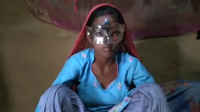 खेत में देसी आंटी की मोटी चूचियां दबाकर गांव के लड़के ने जोरदार चुदाई की हिंदी बीएफ — screenshot 1