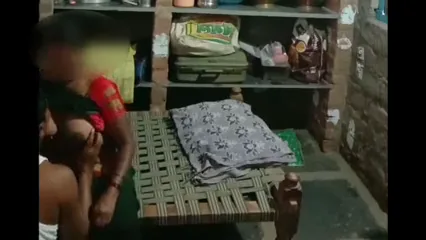 रात में पड़ोसी के घर चोरी से जाकर शादीशुदा औरत की चूत चोदाई देसी वीडियो — screenshot 1