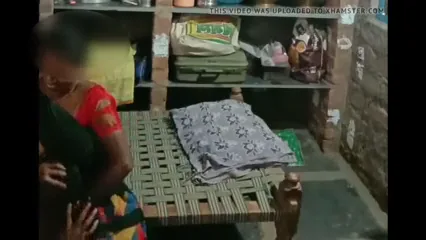 रात में पड़ोसी के घर चोरी से जाकर शादीशुदा औरत की चूत चोदाई देसी वीडियो — screenshot 3
